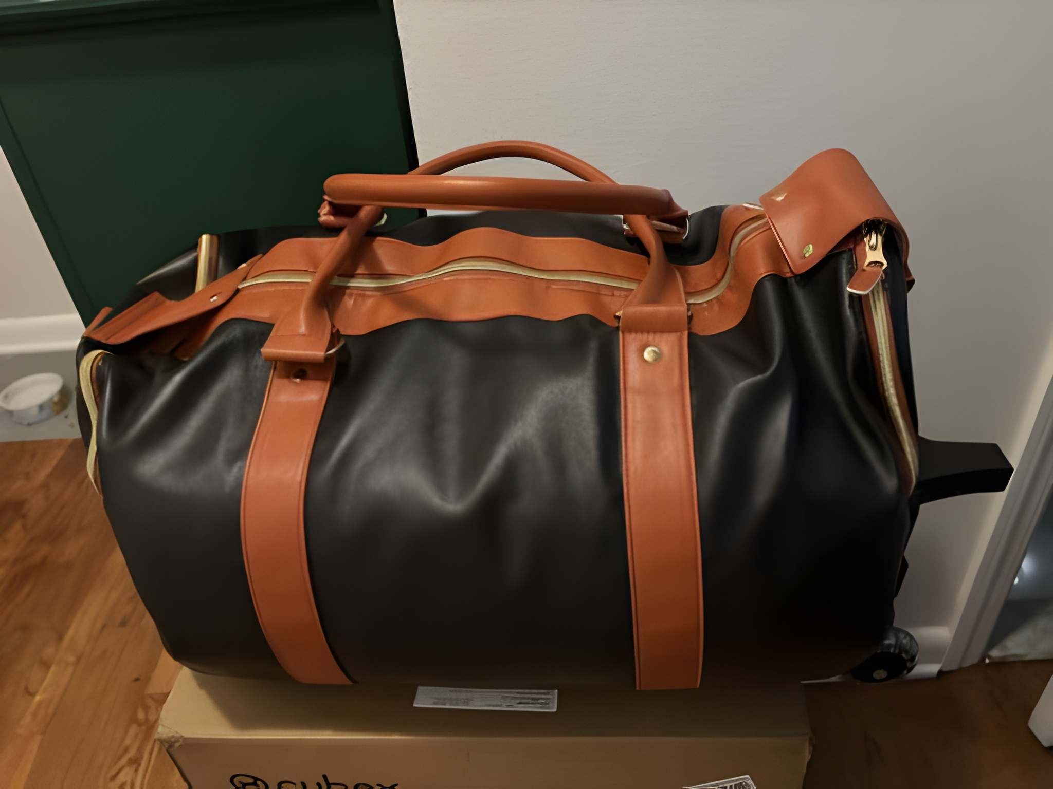 Hannah Thompson with her Vohxe Travel Bag