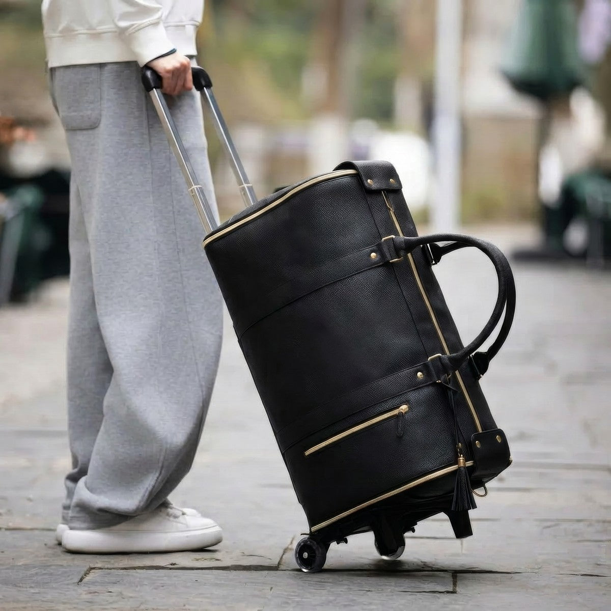 The Vohxe bag with its detachable wheels and telescopic handle